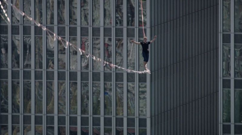 Provazochodec se prošel mezi nejvyššími budovami Rotterdamu